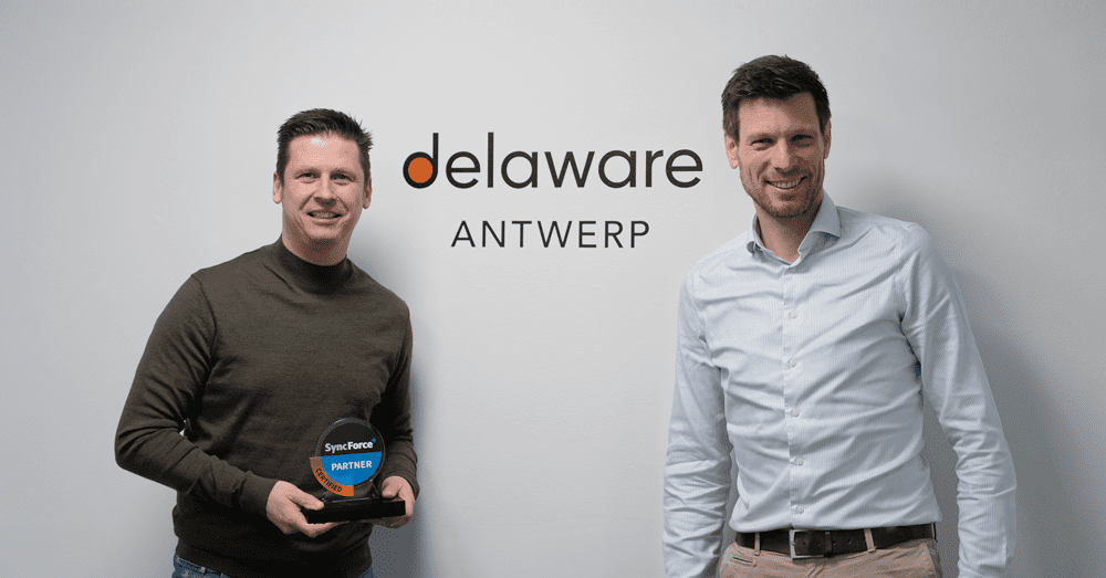 Delaware - SyncForce Certified Partner Paul Oudenhooven overhandigt de SyncForce Certified Partner trophy aan Bart Van Kerkhoven bij delaware Belgium.
